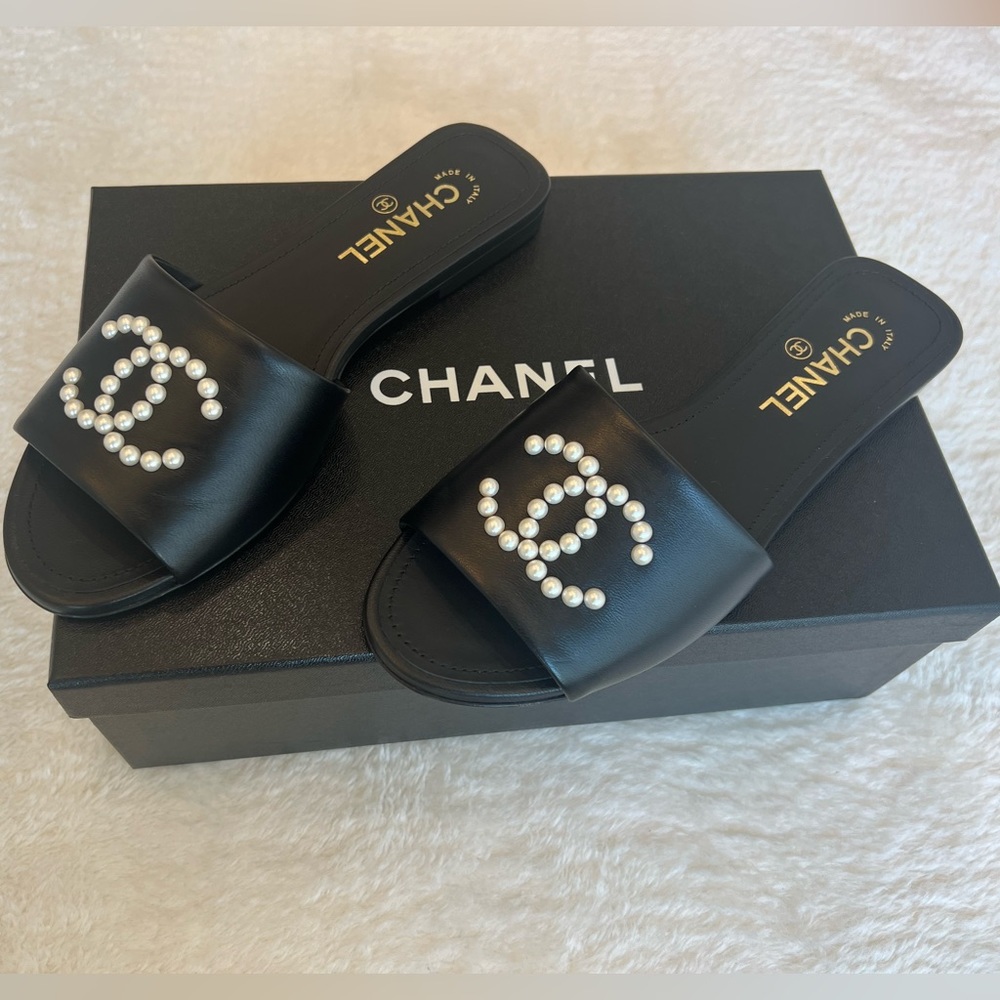 Chanel pearl black leather slides / sandals - never worn